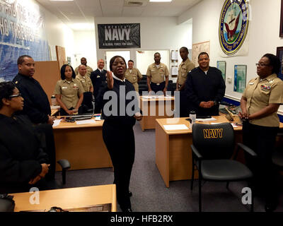 150306-N-VN372-007 HOUSTON, Texas -- (6 mars 2015), commandant de recrutement pour la Marine La Marine commande adm arrière. Annie B. Andrews parle avec des recruteurs de recrutement pour la Marine (BDNI) Houston le 6 mars. Andrews a visité la station de recrutement dans le cadre d'une visite de deux jours à la BDNI Houston pour rencontrer des recruteurs de la marine, les responsables des écoles et les dirigeants de la ville. Recrutement pour la marine Houston District cherche des candidats de qualité dans toute la région, d'aider la Marine à atteindre leurs objectifs d'embauche tout en menant des activités de bénévolat conçu pour aider à redonner à la ville de Houston et les communes limitrophes Banque D'Images