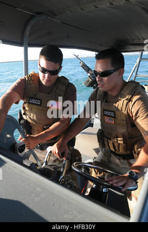 GUANTANAMO BAY, Cuba - U.S. Coast Guard Maître de 2e classe Jonathan O'Connor, un waterside securityman avec Sécurité et sûreté maritimes, 91103 L'équipe demande à un nouvel équipage, U.S. Coast Guard Maître de 2e classe Joshua Graham, waterside securityman avec 91104 de la TDDSM, sur le bateau de la paix le 12 mai 2010. Un détachement de 91104 de la TDDSM, de Galveston, Texas, a récemment remplacé un détachement à partir de la TDDSM, 91103 homeported à Los Angeles/Long Beach (Californie), les détachements de la Garde côtière canadienne effectuer la lutte anti-terrorisme et droits de protection de la force opérationnelle interarmées de Guantanamo. La foi mène de Guantanamo Banque D'Images