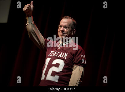 Le chef d'état-major interarmées Navy Adm. Mike Mullen donne un coup de pouce à l'Université Texas A&M Aggies cadets après avoir reçu un maillot de football de College Station, Texas, 30 septembre 2010. (Photo du département de la communication de masse en 1ère classe Spécialiste Tchad J. McNeeley, U.S. Navy/libérés) 100930-N-0696M-498 (5042290858) Banque D'Images