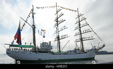 Le navire-école de la marine colombienne Gloria ARC arrive à la Station Navale de Mayport, Fla., 10 mai 2012, pour une visite du port. Comme le navire amiral de la marine colombienne, le 76 mètres, trois-mâts de navire à voile a été utilisé pour l'instruction des cadets de l'Académie de la marine colombienne. (U.S. Photo par marine Spécialiste de la communication de masse Seaman Apprentice Damian Berg) grand navire colombien Gloria 120510 ARC-N-TC583-058 Banque D'Images