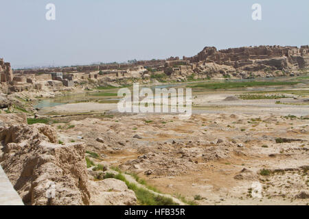 La vue depuis un Afghan National Civil Order Police à Lashkar Gah, dans la province d'Helmand, surplombe la rivière Helmand et ruines historiques de la dynastie turque, un Ghaznavids qui a gouverné la région dans les 10e et 11e siècles. Columbus, Ohio mentors autochtones Police des frontières vers les objectifs futurs 110724-N-DR248-026 Banque D'Images