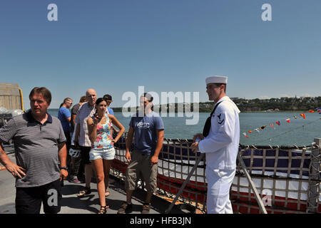 Spécialiste des opérations de la marine américaine de la classe 3e Zach bois donne une visite guidée de la frégate USS DeWert (FFG 45) à Québec, le 27 juillet 2012. DeWert, le navire de patrouille côtière USS Ouragan (PC 3) et de la Marine royale canadienne frégate NCSM Ville de Québec (FFH 332) visité villes américaines et canadiennes pour commémorer le bicentenaire de la guerre de 1812. (U.S. Photo par marine Spécialiste de la communication de masse 2e classe Tony D. Curtis) commémorant le bicentenaire de la guerre de 1812 120727-N-YZ751-198 Banque D'Images