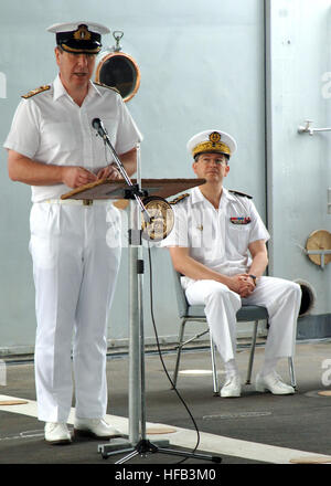 070404-N-8560S-002 Mina Salman, Bahreïn (4 avril 2007) - Le Commodore de la Marine royale service adresses Bruce Williams les membres et les invités tout en arrière de la marine française Adm. Alain Hinden ressemble dans le cours d'une cérémonie de changement de contrôle à bord du navire de soutien à flot français (FS) une somme (631). Williams a quitté le commandement comme commandant de la force de 150 Hinden durant la cérémonie. U.S. Navy photo by Mass Communication Specialist 2e classe Christopher T. Smith (libéré) Commodore Bruce Williams 20070404 Banque D'Images