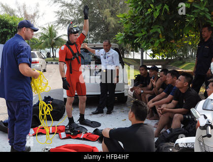 Marin de La Garde côtière des États-Unis Ian Butler, de nageurs de surface affectée à la légende-class coupe Waesche sécurité nationale USCGC (WMSL 751), démontre une bonne part de nageurs des signaux à des membres de l'organisme d'application Maritime de la Malaisie au cours d'une technique de plongée et natation survie événement de formation. L'événement fait partie de la coopération de l'état de préparation et de formation à flot la Malaisie 2012. CARAT est une série d'exercices militaires bilatéraux entre la Marine américaine et les forces armées du Bangladesh, Brunei, Cambodge, Indonésie, Malaisie, Philippines, Singapour et Thaïlande. Timor Leste rejoint CARAT pour t Banque D'Images