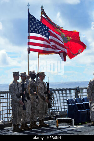 Les Marines du bataillon de l'équipe d'atterrissage, 1er Bataillon 4ème Bataillon logistique de combat des Marines et 15 joint à la 15e unité expéditionnaire maritime présente de couleurs en cours cours d'un caporal cérémonie de remise des diplômes qui a eu lieu sur le pont d'envol du navire de débarquement quai amphibie USS Pearl Harbor. Pearl Harbor est partie de Peleliu groupe amphibie, qui est en transit dans la zone de responsabilité de la 7ème flotte sur son chemin à San Diego, Californie à bord bien sûr les Caporaux USS Pearl Harbor, 346180 Banque D'Images