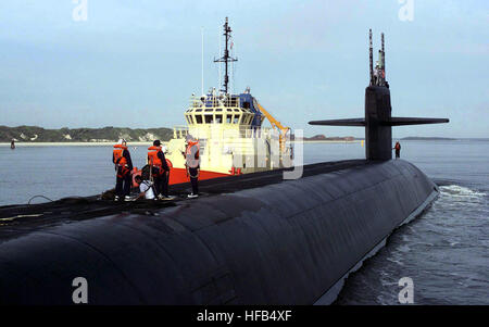 Les membres d'équipage à bord de l'US Navy's sous-marin à propulsion nucléaire USS RHODE ISLAND balistique (SNLE) 740 préparer le départ pour une mission de patrouille sur l'Atlantique de Kings Bay, en Géorgie. Les membres d'équipage à bord des SNLE USS RHODE ISLAND (740) Banque D'Images