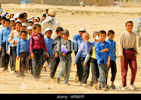 Les enfants de la Homaro Faroq Village près du Camp Marmal dans le commandement régional Nord, sont en marche vers le site de construction pour la nouvelle école primaire de Azart faroq Omer et sa pierre angulaire. Le village actuel de l'école est la dernière des cinq petites tentes qui ont été détruits dans des vents forts. La nouvelle école, qui devrait être achevé en septembre, aura cinq classes et deux bureaux. La Croatie Ministère des affaires étrangères a financé l'école est le plus grand projet croate en Afghanistan à ce jour et à un coût estimé de 127 000 $. La Croatie contribue nouvelle école dans la province de Balkh Banque D'Images