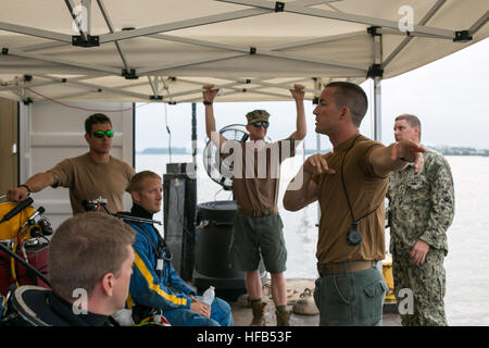 150715-N-DT702-002 Savannah, GA (15 juillet 2015) Marine Diver 1re classe Pete Kozminsky sert comme superviseur d'une équipe de plongée préparation de plongée la Savannah River, à l'appui de la récupération de la guerre civile en Géorgie. CSS ironclad Les plongeurs de la marine de l'unité mobile de récupération et de plongée (MDSU) et 2 techniciens de neutralisation des explosifs et munitions explosives (unité mobile) EODMU 6 travaillent en collaboration avec des archéologues, des écologistes, l'Histoire et Patrimoine canadien, la commande et le Corps des ingénieurs de l'armée américaine dans un projet réalisé par Naval Sea Systems Command (NAVSEA) Superviseur de récupération et Banque D'Images