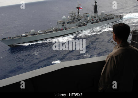 080523-N-1688B-016 de l'OCÉAN ATLANTIQUE (21 mai 2008) Le capitaine Herman Shelanski, le commandant de la classe Nimitz porte-avions USS Harry S. Truman (CVN 75), représente l'attention que son équipage et lui rendre honneur à la British Royal Navy Destroyer HMS Manchester (D95). La Manchester quitte le groupe de grève Truman retour à son port d'attache à la suite d'un déploiement dans le golfe Persique. U.S. Navy photo by Mass Communication Specialist Seaman Matthew Bookwalter (libéré) D95 HMS Manchester 21mai2008 Banque D'Images