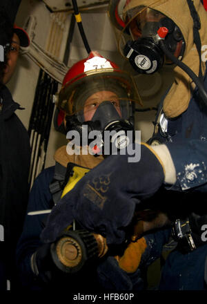 Maître-électricien Harvey Anderson, 3e classe au-Port flexible de l'équipe d'urgence, chef d'équipe demande à son équipe de tuyau avant d'entrer dans un espace au cours d'un exercice de contrôle des avaries à bord du porte-avions USS George Washington. L'exercice a été la première évaluation George Washington a participé au Groupe de formation à flot avec détachement du Pacifique occidental de Yokosuka. George Washington est l'objet d'une disponibilité limitée et sélective de la Marine est le seul de l'avant-porte-avions déployés à Yokosuka, Japon Activités de la flotte. Le contrôle des avaries à bord de forage 156579 USS George Washington Banque D'Images