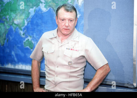 ADM David E. Jérémie, vice-président de l'état-major interarmées, répond à une question de la presse au cours d'une conférence de presse à bord du porte-avions USS RANGER (CV-61). Jérémie est dans la région de suivre les activités au cours de l'opération Southern Watch, un effort multinational instituant une zone d'exclusion aérienne pour les avions iraquiens au sud du 32e parallèle en Iraq. David E. Jérémie 1992 Banque D'Images