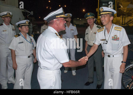 150817-N-JH188-069 SAN DIEGO (Août 17, 2015) Arrière Adm. Daniel H. Fillion, commandant du groupe expéditionnaire, trois, le Japon accueille la Force d'autodéfense maritime (JMSDF) Adm arrière. Hiroshi Oka, commandant la Force de guerre des mines, le Japon et d'autodéfense au sol, le général Hiroaki Kawamoto, vice-chef d'état-major, à bord d'hélicoptères de l'Armée de l'Ouest JMSDF destroyer JS Hyuga (DDH 181). Les Hyuga, landing ship tank (LST Kunisaki JS 4003) et le destructeur JS Ashigara (DDG 178) Arrivée à San Diego pour participer à un exercice d'entraînement amphibie multinationale Dawn Blitz 2015. (U.S. Photo de la marine par le Lieutenant Russell/ Wolfkiel Banque D'Images