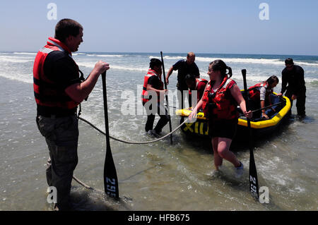 120519-N-JR159-323 San Diego (19 mai 2012) San Diego Brigade scolaire des étudiants, ministère de la Police de San Diego et officiers instructeurs du Centre des opérations spéciales de la marine retour à la plage d'un bateau gonflable petite ride au cours d'une journée avec les Navy SEALs sur Amphbious Naval Base, Coronado. Une centaine d'foourty cinq étudiants de diverses écoles primaires de l'DepartmentÕs sud-est de la Police de San Diego a visité la Division des opérations spéciales de la marine des CenterÕs de démolition sous-marine de base formation d'étanchéité composé. Les Navy SEALs sont la composante maritime des Forces d'opérations spéciales américaines et sont formés pour condu Banque D'Images