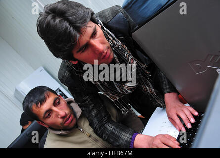 120127-N-VN372-031 PARWAN, Afghanistan - (Janvier 1985). 27, 2012) une Police nationale afghane élève apprend les compétences informatiques de base à partir d'un instructeur à l'Afghane Parwan, République de Corée, de l'Équipe provinciale de reconstruction du centre de formation de l'ANP le 27 janvier. L'EPR ROK Parwan travaille à étendre la portée et de renforcer la légitimité du gouvernement afghan dans la province, en mettant l'accent sur l'habilitation des fonctionnaires du gouvernement Parwan dans des domaines fonctionnels tels que l'État de droit, la construction d'une infrastructure durable et d'assurer le perfectionnement professionnel des compétences à la population afghane locale utilisée pour générer des revenus des ménages indépendants Banque D'Images