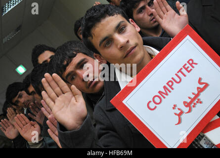 120127-N-VN372-052 PARWAN, Afghanistan - (Janvier 1985). 27, 2012) des étudiants afghans de prêter serment d'être ponctuels, honorables étudiants pendant l'ouverture du Parwan République de Corée Coréen de l'Équipe provinciale de reconstruction éducatif et culturel le 27 janvier. L'EPR ROK Parwan travaille à étendre la portée et de renforcer la légitimité du gouvernement afghan dans la province, en mettant l'accent sur l'habilitation des fonctionnaires du gouvernement Parwan dans des domaines fonctionnels tels que l'État de droit, la construction d'une infrastructure durable et d'assurer le perfectionnement professionnel des compétences à la population afghane locale utilisée pour générer l'indépendance Banque D'Images