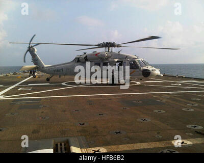 Un hélicoptère de la Knighthawk Marine royale thaïlandaise fait un atterrissage forcé sur le pont du USS Denver LPD (9) dans le cadre de qualification appontage exercice exercices au cours de l'or 2014 Cobra. Gold Cobra est un thaï-AMÉRICAIN co-parrainé, multinationale de sécurité mixte en théâtre de l'exercice de coopération menée chaque année dans le royaume de Thaïlande conçu pour améliorer la capacité de planifier et de mener des opérations conjointes, à établir des relations entre les pays partenaires et d'améliorer l'interopérabilité avec toute la gamme des opérations militaires. (U.S. Photo de la marine par le lieutenant Cmdr. Brian Wierzbicki/libérés d'appontage) qua Banque D'Images