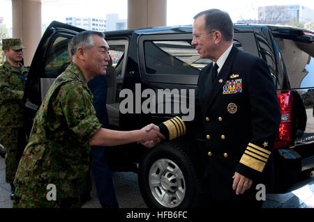 101209-N-0696M-103, Président du Comité des chefs d'état-major général Ryoichi Oriki accueille le chef de l'état-major des adm. Mike Mullen, à Tokyo, Japon, le 9 décembre 2010. Mullen s'est rendu au Japon pour rencontrer les fonctionnaires de la défense il y rassurant la force de l'alliance américano-sud-coréen au milieu de l'escalade des tensions dans la péninsule coréenne. DoD photo de Maître de 1re classe Chad J. McNeeley, Marine américaine. (Libéré) Defense.gov News Photo 101209-N-0696M-103 - Président du Japon s'État-major des armées le général Ryoichi Oriki accueille le chef de l'état-major des adm. Mike Mullen je Banque D'Images