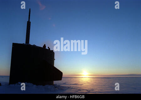 961105-N-4482V-002 deux membres d'équipage du sous-marin d'attaque USS Pogy (SSN 647) l'enquête entourant la glace après le lever du soleil à surface sous le biais d'une épaisse couche de 6 pouces de glace de l'Arctique. Le sous-marin est sur une mission de recherche de 45 jours au Pôle Nord. Sept conseillers techniques et scientifiques sont la réalisation d'expériences et de recueillir des échantillons pour des études dans les propriétés d'une masse d'eau, de la géophysique, de la mécanique et de la détection de la pollution dans l'océan Arctique. Le voyage de recherche est la deuxième des cinq déploiements prévus tout au long de l'année 2000. DoD photo de Maître de 2e classe Steven H. Vander Banque D'Images