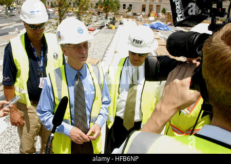 Le secrétaire adjoint à la Défense Gordon England participe à une cérémonie de plantation d'arbres commémoratifs du Pentagone le 12 juin 2008, commémorant le chantier de construction du Pentagone Memorial de 9/11, honorant les victimes des attaques du 11 septembre et démontrant la coopération militaire et civile. Banque D'Images