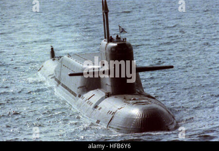 Vue aérienne avant tribord d'une flotte du nord de la marine russe de la classe Delta III, les sous sous-marin en cours sur la surface. Delta-II classe les sous-marin 3 missle balistiques Banque D'Images