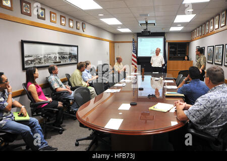 Donald R. Schregardus, secrétaire adjoint de la Marine (Environnement), parle avec des membres de Naval Facilities Engineering Command (NAVFAC) Hawaii durant sa visite à Joint Base Harbor-Hickam JBPHH (pearl). Schregardus reconnu le groupe pour recevoir les 2013 Secrétaire de la Marine Environmental Award pour Management-Installation les ressources culturelles. Au cours de sa visite, Schregardus ont visité plusieurs sites d'atténuation du scarabée rhinocéros de coco sur JBPHH, ainsi que des aires d'importance écologique sur Pacific Missile Range Facility, à : Nohili Dunes, Turtle Cove et le Shearwater seabir Banque D'Images