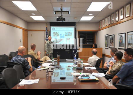 Le Lieutenant-colonel de l'US Air Force Kurt Müller, vice-JB-4, parle de la noix de coco du scarabée rhinocéros (CRB) Aperçu du programme lors d'une visite par Donald R. Schregardus, secrétaire adjoint de la Marine (Environnement), à la constitution d'une base commune (JBPHH Harbor-Hickam Pearl). Le CRB est un profil élevé et les espèces envahissantes est un ravageur des cocotiers et d'autres espèces de palmiers. Au cours de sa visite, Schregardus ont visité plusieurs sites sur JBPHH d'atténuation CRB, ainsi que des aires d'importance écologique au Pacific Missile Range Facility, à : Nohili Dunes, Turtle Cove et les nids des oiseaux de Shearwater et sanctuaire. ( Banque D'Images