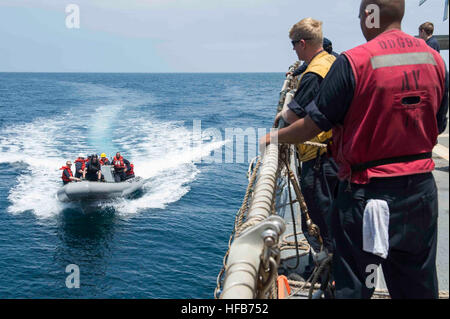 150917-N-VC236-015 GOLFE D'ADEN (sept. 17, 2015) - Capitaine Anthony Simmons, vice-commodore de l'Escadron de destroyers (Destroyer), deux membres du personnel et de se préparer à venir à bord du destroyer lance-missiles USS Farragut (DDG 99) lors d'un transfert de passagers-missiles avec le destroyer USS Winston S. Churchill (DDG 81). Farragut et Winston S. Churchill sont déployés dans le domaine de la 5e flotte américaine dans le cadre des opérations de Theodore Roosevelt Groupe aéronaval d'appui à l'opération d'opérations inhérentes à résoudre, dans l'Iraq et la Syrie comme dirigé, les opérations de sécurité maritime et de coopération en matière de sécurité dans le théâtre Banque D'Images