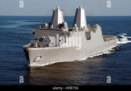 120515-N-ZZ999-101 GOLFE DU MEXIQUE (15 mai 2012) Le transport amphibie Navire dock Pre-Commissioning (PCU) Anchorage (LPD 23) effectue des essais en mer du constructeur. (U.S. Photo gracieuseté de la marine après Huntington Ingalls Industries/libéré) 120515-N-ZZ999-101 Banque D'Images