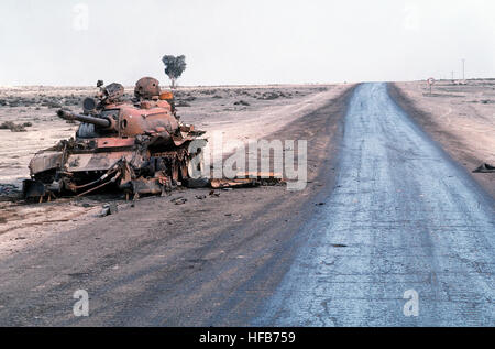 Un Irakien détruit T-55 char de combat principal se trouve abandonné près d'une route au bord d'un champ de pétrole, après l'opération Tempête du désert. Irakiens détruits T-55A Banque D'Images