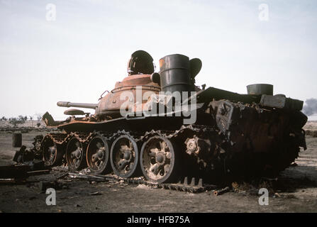 Le peuple iraquien T-55 char de combat principal se trouve abandonné au bord d'un champ de pétrole, après l'opération Tempête du désert. Détruit un char T-55iraquien près d'un champ de pétrole pendant la guerre du Golfe Banque D'Images