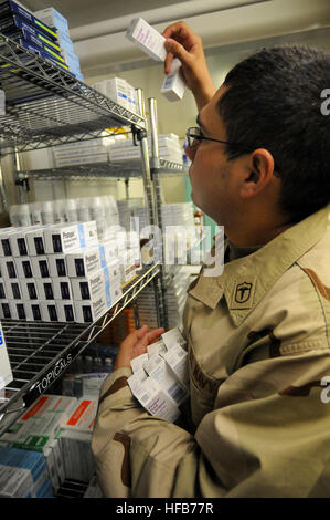 GUANTANAMO BAY, Cuba - l'hôpital de la marine de 3e classe Corpsman Alejandro Benitez Jr., un technicien en pharmacie déployée ici pour la Force opérationnelle interarmées du groupe médical de Guantanamo, des étagères de fournitures médicales dans l'hôpital, la pharmacie de détention le 17 juin 2010. L'JMG fournit des soins aux détenus de Guantanamo de la foi. Guantanamo la foi mène sûr, humain, juridique et transparent le soin et la garde des détenus, y compris ceux qui ont été condamnés par une commission militaire et ceux commandés libéré par un tribunal. La foi mène des activités de collecte, d'analyse et de diffusion pour la protection des détenus et de travail du personnel Banque D'Images