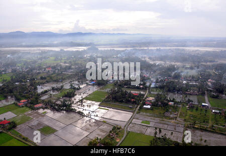 080626-N-5961C-008 KALIBO, Philippines (26 juin 2008) Kalibo est dans la partie nord de l'Île Panay et a été grandement affectée par le typhon Fengshen. Environs de Kalibo sont encore inondées. À la demande du gouvernement de la République des Philippines, le porte-avions de classe Nimitz USS Ronald Reagan (CVN 76) est au large de la côte de l'Île Panay fournir de l'aide humanitaire et la réaction aux catastrophes. Ronald Reagan et d'autres navires de la marine américaine sont exploités dans la 7e flotte zone de responsabilité pour promouvoir la paix, la coopération et la stabilité. U.S. Navy photo by Chef principal des Communicati Banque D'Images