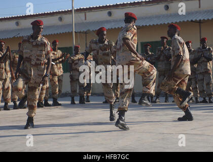 071221-N-3285B-090 OBOCK, Djibouti (déc. 21, 2007) - Des soldats du régiment le Inter-Army Obock effectuer une danse de célébration après avoir obtenu un diplôme de plus de six semaines de formation en compétences de combat en Obock, Djibouti, 21 décembre. Les soldats ont été formés par des soldats de la compagnie Delta 1/294ème de la lumière de l'Infanterie de la Garde nationale de Guam qui sont stationnés à Combined Joint Task Force-Horn of Africa. U.S. Navy photo by Mass Communication Specialist 2e classe Regina L. Brown (libéré) Djiboutiens diplômés de CJTF-HOA Mil-à-mil 70538 Formation Banque D'Images