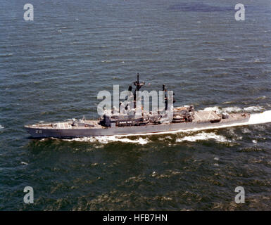 Une antenne bâbord vue du croiseur lance-missiles USS BELKNAP (CG 26) en cours. DN-SC-84-00626 USS Belknap CG-26 19810101 Banque D'Images