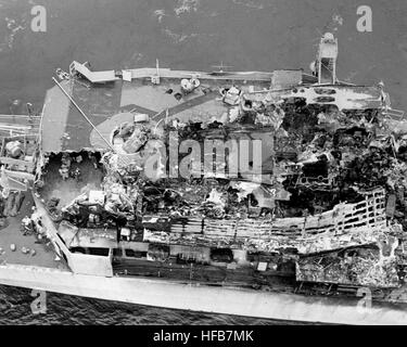 Un passage au milieu du navire endommagé de la superstructure du croiseur lance-missiles USS BELKNAP (CG-26) le jour après la collision avec le porte-avions USS John F. Kennedy (CV-67) pendant les opérations de nuit. DN-SN-87-07295 USS Belknap superstructure endommagé après la collision Banque D'Images