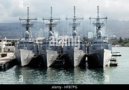 Quatre frégates lance-missiles de la marine américaine sont amarrés côte à côte dans le port au cours de l'exercice RimPac '88. Ils comprennent, à partir de la gauche : l'frégates lance-missiles USS DUNCAN (FFG-10), l'USS MAHLON S. TISDALE (FFG-27), l'USS LEWIS B. PULLER (FFG-23) et l'USS WADSWORTH (FFG-9). DN-ST-91-12038 RIMPAC 88 frégates Banque D'Images