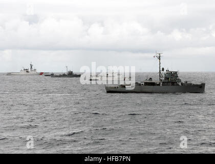 120708-N-KO052-311 Mer de Célèbes (8 juillet 2012) BRP Iloilo (PS 32), PCG Pampanga (SARV 003), BRP Malvar (PS 19), BRP Abcede (PG 114) et 751 (WMSL USCGC Waesche USS Vandegrift) Inscrivez-vous (FFG 48) pour une photo de l'exercice (PHOTOEX). L'événement marque la fin de la phase en mer d'exercice de préparation et de formation à la coopération (CARAT) Philippines 2012. CARAT est une série d'exercices militaires bilatéraux entre la Marine américaine et les forces armées du Bangladesh, Brunei, Cambodge, Indonésie, Malaisie, Philippines, Singapour et Thaïlande. Timor Leste se joint à l'exercice pour la première fois en 2012 Banque D'Images