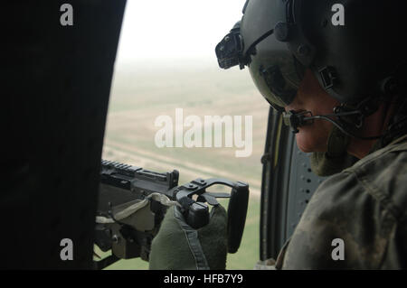 Le sergent de l'armée américaine. Phillip Hayes, originaire de Daytona Beach, Floride, attaché au 3e Bataillon, 4e Régiment d'aviation à base d'opérations avancée de Taji, l'Iraq, l'homme est la position du tireur sur un UH-60 Black Hawk qu'il transporte des passagers de FOB War Eagle à l'aéroport international de Bagdad le 29 avril. L'Artilleur porte sur Bagdad, Iraq 169898 Banque D'Images