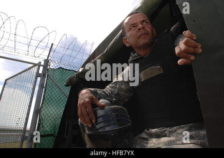 GUANTANAMO BAY, Cuba- Le s.. Luis Ortiz sort de l'arrière d'un camion à l'extérieur de la Force opérationnelle du camp de Guantanamo 4, 5 octobre 2008. Ortiz est membre de la Garde nationale de Porto Rico déployée ici pour appuyer la mission de la détention de la foi. Guantanamo la foi mène sûr, humain, juridique et transparent le soin et la garde de détenus des combattants ennemis, y compris ceux qui ont été condamnés par une commission militaire et ceux commandés en liberté. La foi mène des activités de collecte, d'analyse et de diffusion de pour la protection des détenus et du personnel travaillant dans la FOI-GTMO et installations à l'appui de Banque D'Images