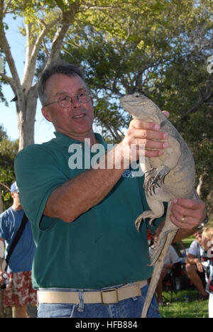 Le Dr Peter Tolson, directeur de la conservation et de la recherche au Zoo de Toledo en Ohio, gère un iguane reptile au cours d'une présentation à la station navale des États-Unis à Guantanamo Bay, plage du Moulin du 22 novembre. Au cours des 10 dernières années, Tolson a visité Guantanamo Bay à présenter des exposés à la station navale de Guantanamo et la Force opérationnelle de l'étude et les résidents les animaux indigènes de Cuba, y compris les Caraïbes, Boa et Rock cubain iguane. Le Dr Peter Tolson donne une présentation de la faune de la Force opérationnelle du personnel 228122 Guantanamo Banque D'Images