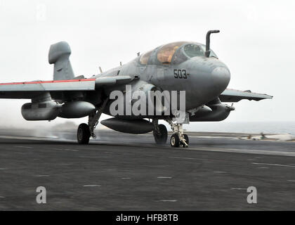 080710-N-7981E-014 AU NORD DE LA MER D'OMAN (10 juillet 2008) Un EA-6B Prowler affecté à l 'Lancers' de l'Escadron d'attaque électronique (VAQ) 131 est lancé à partir de la classe Nimitz porte-avions USS ABRAHAM LINCOLN (CVN 72). Lincoln est déployé sur le 5e Flotte des États-Unis zone de responsabilité pour soutenir les opérations Iraqi Freedom et Enduring Freedom ainsi que d'opérations de sécurité maritime. U.S. Navy photo de l'électronique d'aviation aviateur Technicien Ashley Houp (libéré) EA-6B Prowler a lancé de l'USS ABRAHAM LINCOLN (CVN 72) Banque D'Images