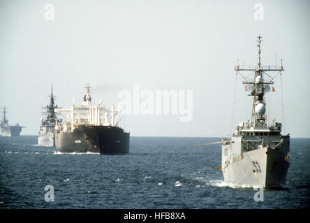 Une vue de l'avant tribord du convoi de navires-citerne no 12 en cours dans le golfe. Inclus dans le convoi sont la frégate lance-missiles USS HAWES (FFG-53), le transporteur de gaz ont changé de roi, le croiseur lance-missiles USS WILLIAM H. STANDLEY (CG-32) et le navire d'assaut amphibie USS GUADALCANAL (LPH-7). Bon Est-ce qu'un gaz King Banque D'Images