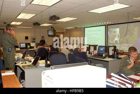 La base de réserve interarmées de la base aérienne navale de Fort Worth exploite un centre d'opérations d'urgence coordonnant le personnel de la marine à l'appui des secours humanitaires de l'ouragan Katrina, en collaboration avec la FEMA et le ministère de la Défense. Banque D'Images