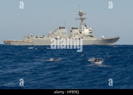 131029-N-PW661-024 MER MÉDITERRANÉE (oct. 29, 2013), l'étoile Timothy McDaniel, droite, et d'hélicoptères tactiques navales (Aircrewman) 1re classe Michael Reilly nager jusqu'à un point de rendez-vous au cours d'un exercice de recherche et sauvetage avec des missiles de l'USS Mason (DDG 87) et le marais de renards grève maritime Hélicoptère Escadron (HSM) 74. Mason est déployée dans le cadre de la Harry S. Truman Strike Group soutenant les opérations de sécurité maritime et les efforts de coopération en matière de sécurité dans le théâtre dans la 5e Flotte des États-Unis zone de responsabilité. (U.S. Photo par marine Spécialiste de la communication de masse 2e classe Rob UN Banque D'Images