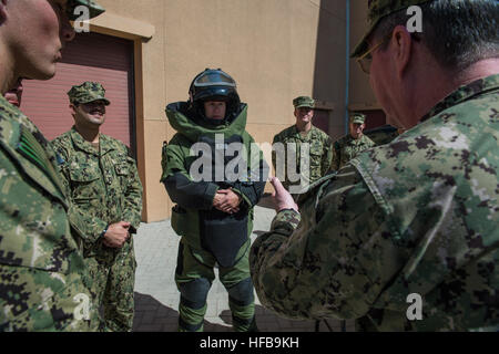 130326-N-LX571-147 La base navale américaine, Bahreïn (26 mars 2013) Commander, U.S. Naval Forces Central Command/United States 5th Fleet/Force maritime combinée, le Vice-amiral John W. Miller parle aux marins de la Marine américaine, affecté à l'unité mobile de destruction des engins explosifs (EODMU 6), au sujet de l'équipement de neutralisation au cours d'une démonstration technique. EODMU 6 est déployé avec le Commandant, Groupe opérationnel canadien 56.1, qui fournit les opérations de sécurité maritime et les efforts de coopération en matière de sécurité dans le théâtre dans la 5e Flotte des États-Unis zone de responsabilité. (U.S. Photo par marine Spécialiste de la communication de masse 1re classe Julian Olivari Banque D'Images