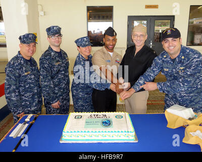 150303-N-MP556-003 Okinawa, Japon (3 mars 2015) - Commandant de la Septième Flotte amphibie Adm arrière. Hugh Wetherald coupe un gâteau avec des membres de sa Réserve navale, sept groupe expéditionnaire (NR7) Unité d'ESG, célébrant le centenaire de l'anniversaire de la Réserve navale. Les plus de 90 élections et a fait appel à des marins de NR 7 ESG fournissent un appui à l'avant les forces amphibies déployés au long de l'année qui comprennent des exercices et les exigences opérationnelles tout au long de l'Indo-Asia-région du Pacifique. (U.S. Photo de la marine par le lieutenant David A. Levy) 7 ESG-FCT 76 célèbre l'anniversaire du centenaire de la réserve marine 1 Banque D'Images