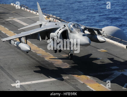 Harrier AV-8B, les avions à réaction, attribué à Marine Attack Squadron Two-Eleven (VMA-211), entrepris à bord de l'avant-déployé d'assaut amphibie USS Essex (DG 2), des terres dans le poste de pilotage dans le cadre d'une qualification d'appontage d'évolution. Essex, commandé par le Capitaine Brant Canady, est le premier navire de la seule l'avant-groupe expéditionnaire déployé et sert de navire amiral de la CTF 76, la Marine est qu'avant-commandant de la force amphibie déployée. Groupe de travail 76 a son siège social à White Beach installation navale, Okinawa, Japon, avec un détachement à Sasebo, au Japon. (U.S. Photo par Marine C Masse Banque D'Images