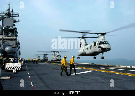 Un signal d'atterrissage s'enrôle dirige un hélicoptère CH-46E affecté à l'Escadron 265 Marine hélicoptère de taille moyenne qu'il décolle de l'envol de l'assaut amphibie USS Essex (DG 2). L'Essex et l'entrepris 31e Marine Expeditionary Unit est arrivé à Sihanoukville pour une escale au port de donner aux marins et soldats l'occasion de participer à l'amitié des capacités de relations communautaires, événements projets médicaux et dentaires et les échanges professionnels. Essex est le premier navire de la seule l'avant-déployée groupe expéditionnaire des États-Unis et sert de navire amiral de la Force opérationnelle combinée 76, la Marine est sur