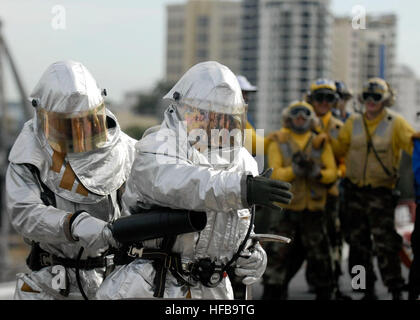 Les marins affectés au ministère de l'air crash et l'équipe de récupération du navire d'assaut amphibie USS Essex lutte une simulation d'incendie sur la classe bravo d'envol du navire. Essex est à port et participeront à Talisman Saber 2009, une série d'exercices de formation organisé par l'Australian Defence Force. Les marins pompiers Essex Démontrer des compétences 184130 Banque D'Images