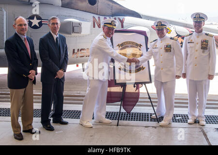 160602-N-FV739-018 CORONADO, Californie (2 juin 2016) Arrière Adm. Daniel H. Fillion, commandant du groupe expéditionnaire, trois, et le Cmdr. Marcos Cantu, commandant de l'Escadron d'hélicoptères grève maritime (HSM) 79, dévoilent le logo officiel de l'escadron de commandement au cours de la mise en place d'une cérémonie à l'hangar 79 HSM. (U.S. Photo par marine Spécialiste de la communication de masse Christopher 3ème classe Veloicaza) Établissement de l'Escadron d'hélicoptères grève Maritime 79 NAS à Île du Nord le 2 juin 2016 Banque D'Images
